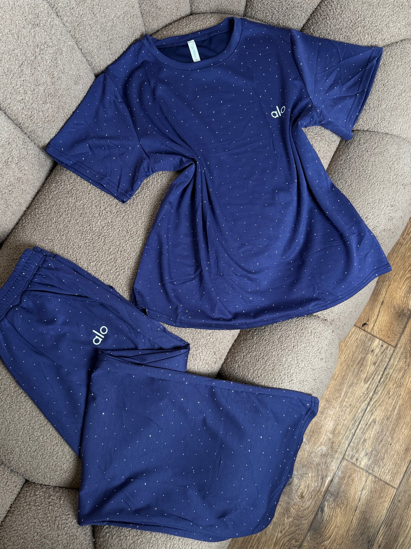 بيجامة alo لامعة