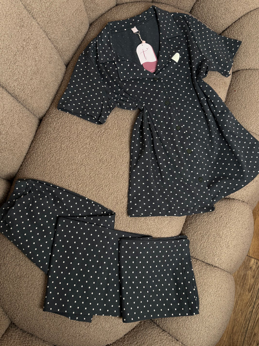 بيجامة سوداء منقطة بالأبيض