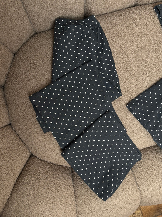 بيجامة سوداء منقطة بالأبيض