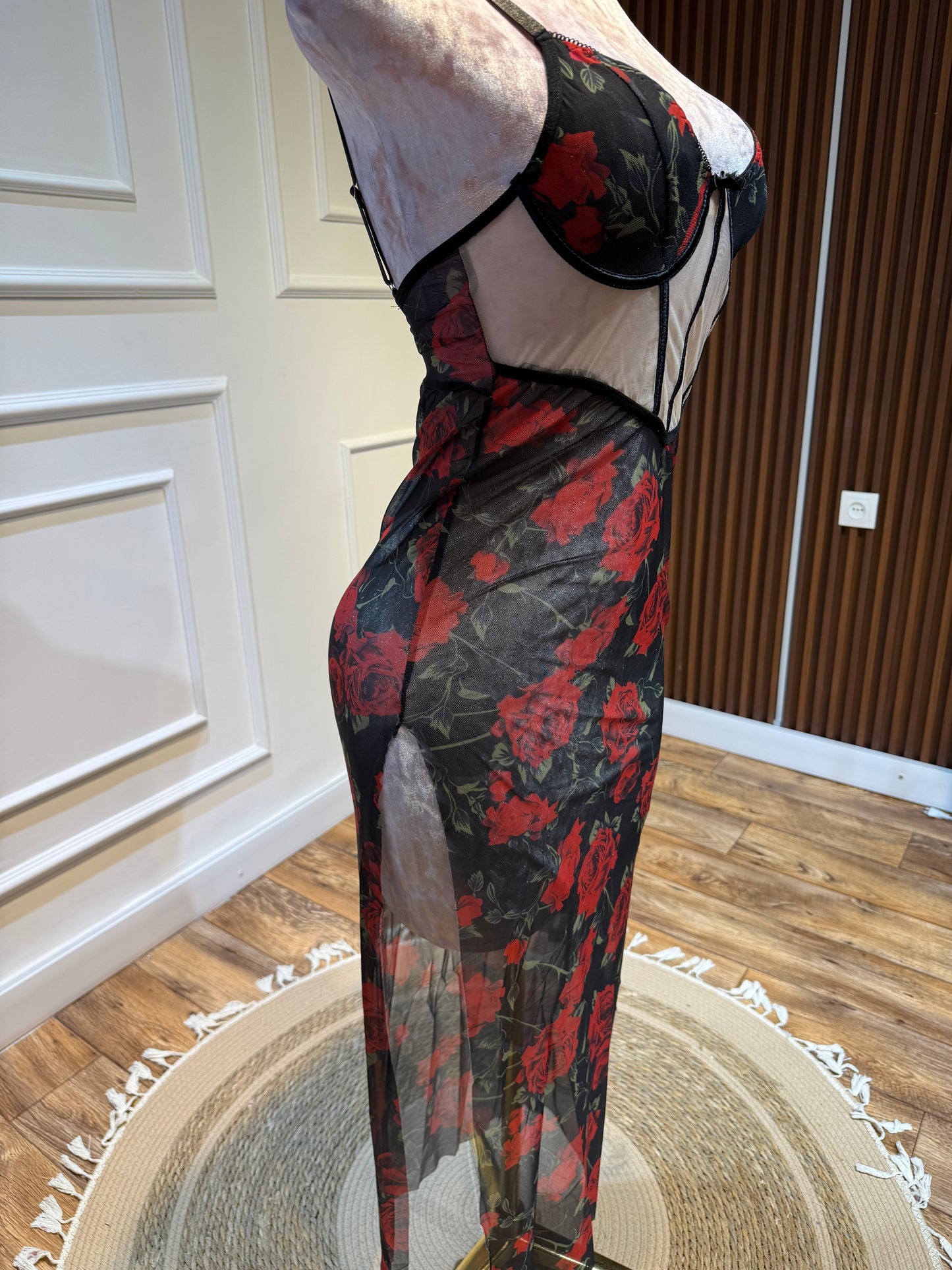 فستان الجوري الاحمر